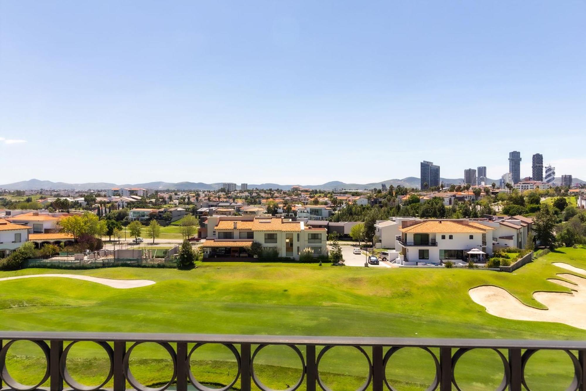 Camino Real Puebla Angelopolis Otel Dış mekan fotoğraf View of the golf course