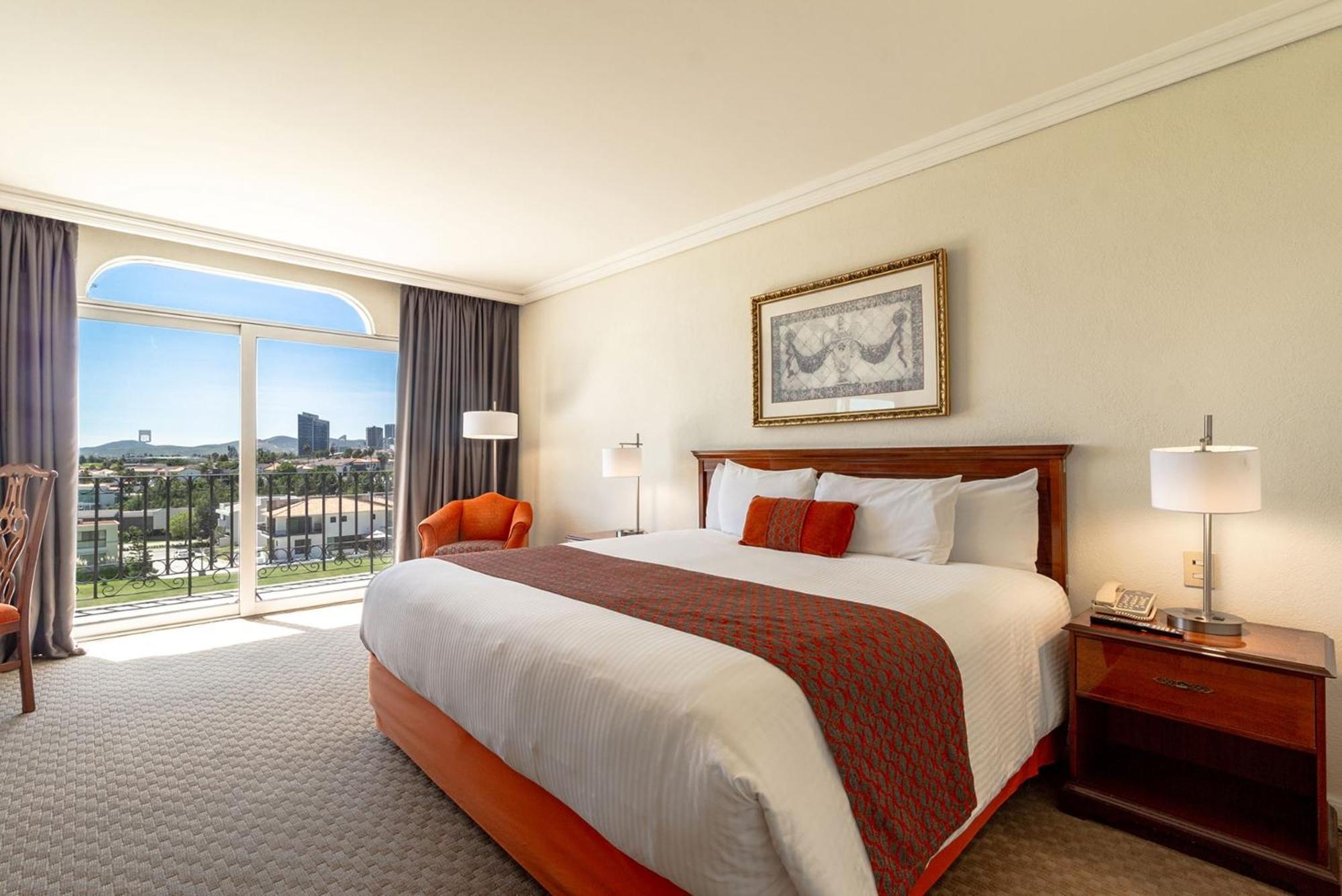 Camino Real Puebla Angelopolis Otel Dış mekan fotoğraf A guest room at the Hilton San Diego Bayfront