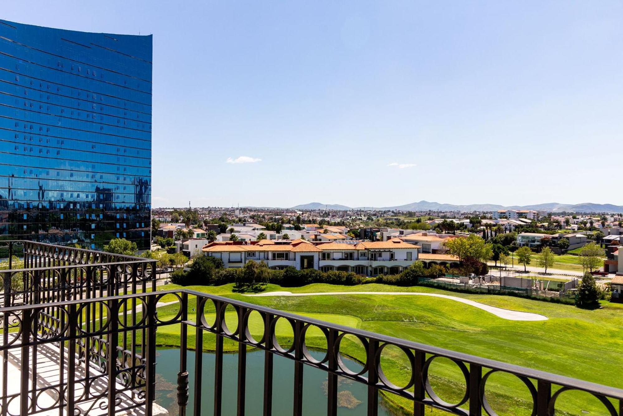 Camino Real Puebla Angelopolis Otel Dış mekan fotoğraf View of the golf course from the hotel