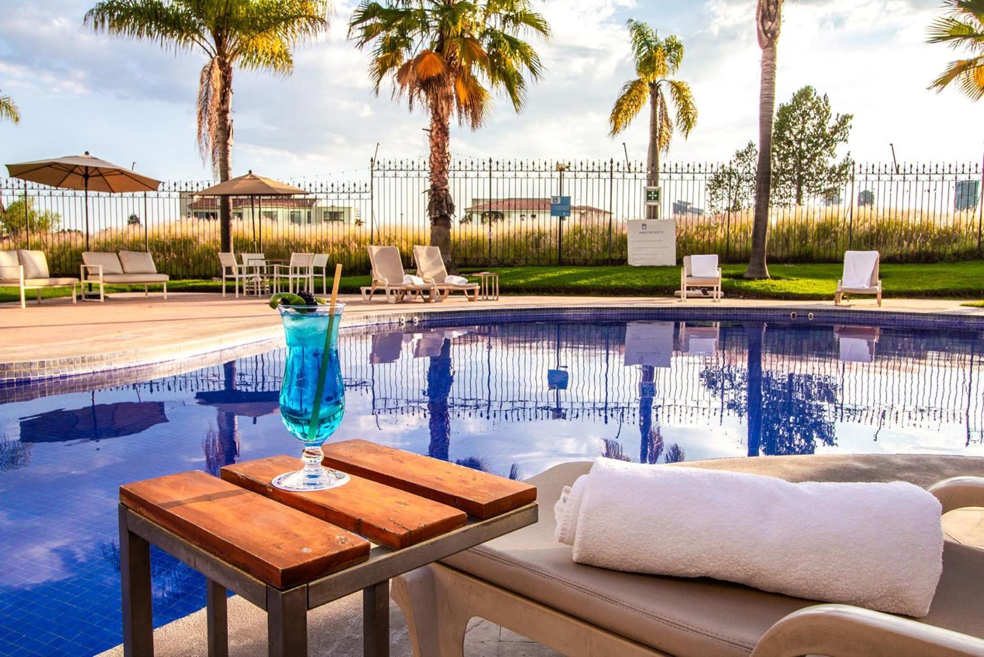 Camino Real Puebla Angelopolis Otel Dış mekan fotoğraf The pool at the hotel